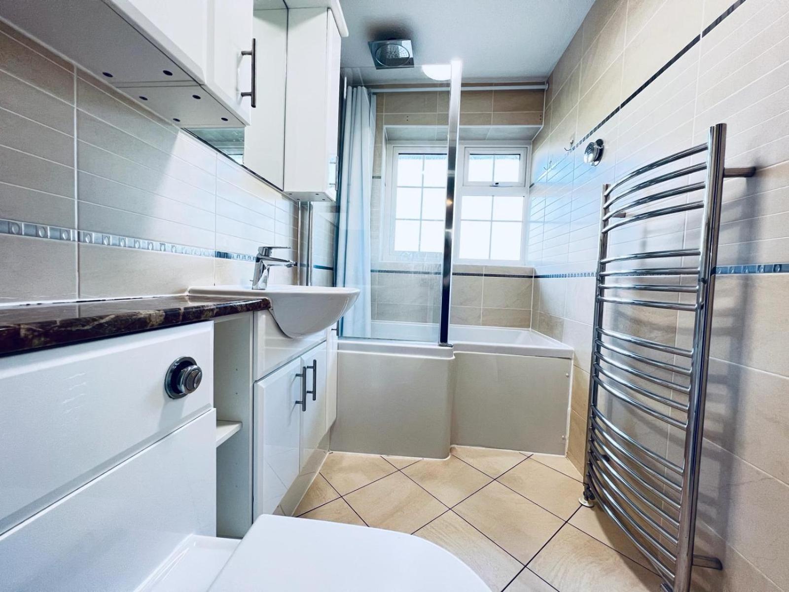 Rooms In Stylish House ميلتون كينيز المظهر الخارجي الصورة